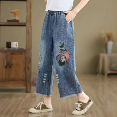 Comfortable women's jeans with floral embroidery, distressed details, and wide-leg fit. Perfect for casual, trendy look, ideal for daily wear or outdoor activities.
