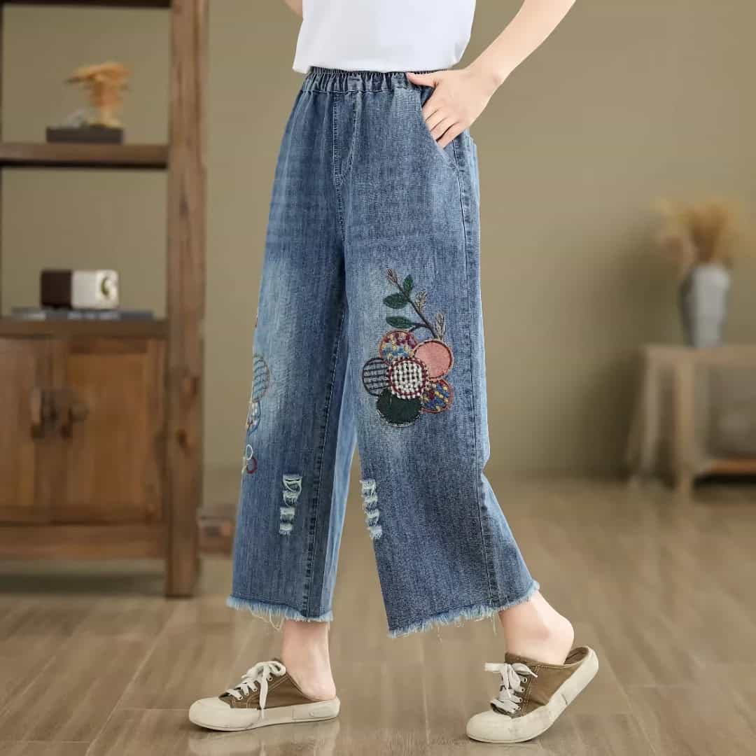 Comfortable women's jeans with floral embroidery, distressed details, and wide-leg fit. Perfect for casual, trendy look, ideal for daily wear or outdoor activities.