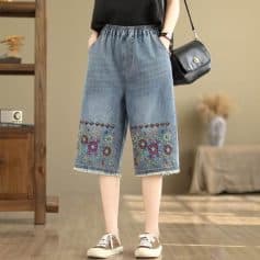 Comfortable wide-leg jeans with colorful embroidery, perfect for casual and chic outfits. Features an elastic waistband for a perfect fit and eye-catching floral design on the hem.