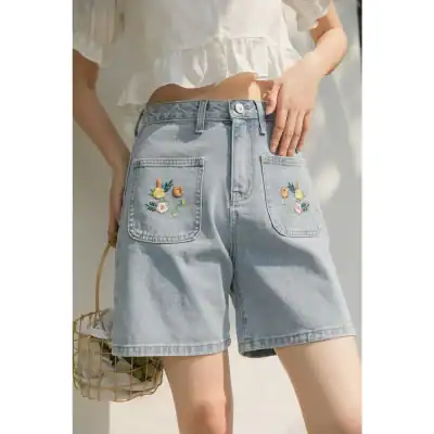 Embroidered denim shorts with floral details, perfect for summer casual wear. Comfortable and stylish, ideal for outdoor activities and beach outfits.