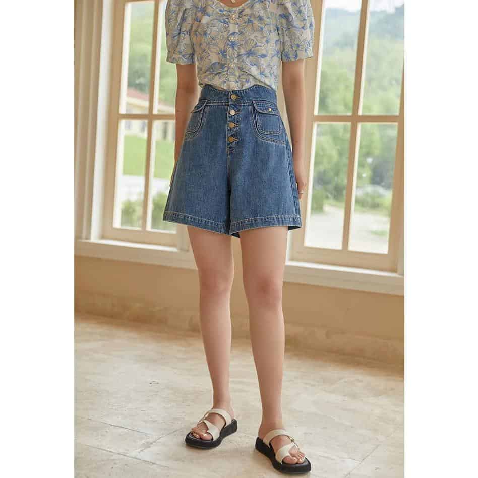 Comfortable high-waisted denim shorts with button-front closure, perfect for casual summer outfits. Ideal for women seeking trendy, durable jeans, suitable for daily wear and outings.
