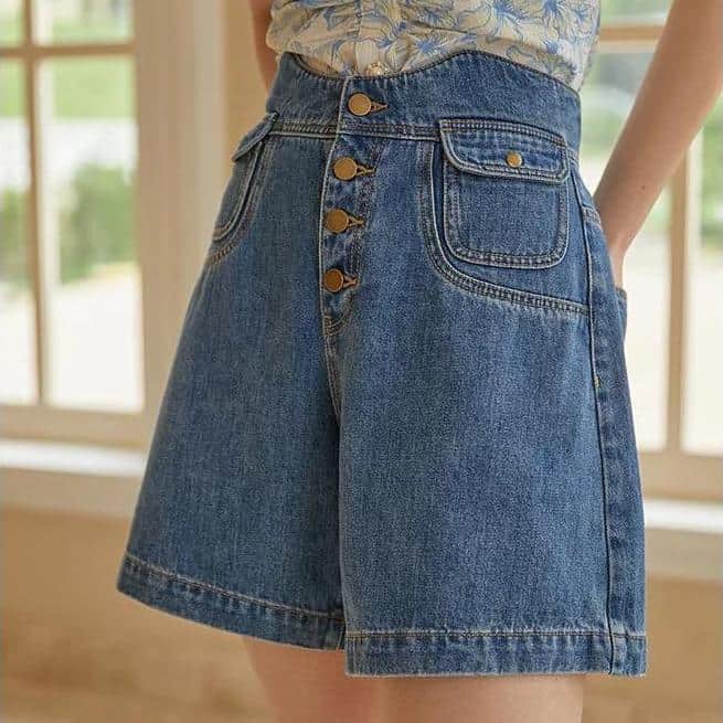 High-quality denim shorts perfect for summer and casual wear, featuring stylish button details and a comfortable fit. Ideal for everyday shopping at Monalisa Store.