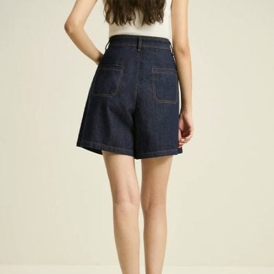 High-waisted dark denim shorts perfect for casual wear, with back pockets and classic stitching. Ideal for summer outfits and everyday comfort.