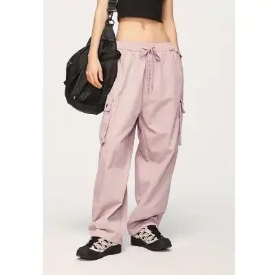 Women’s comfortable loose cargo pants with multiple pockets, casual streetwear style, perfect for active lifestyle and everyday wear.