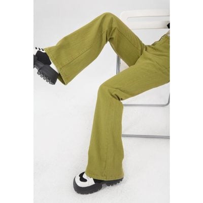 Comfortable green wide-leg pants with a casual fit, perfect for streetwear and everyday fashion. Made from high-quality fabric for durability and style.