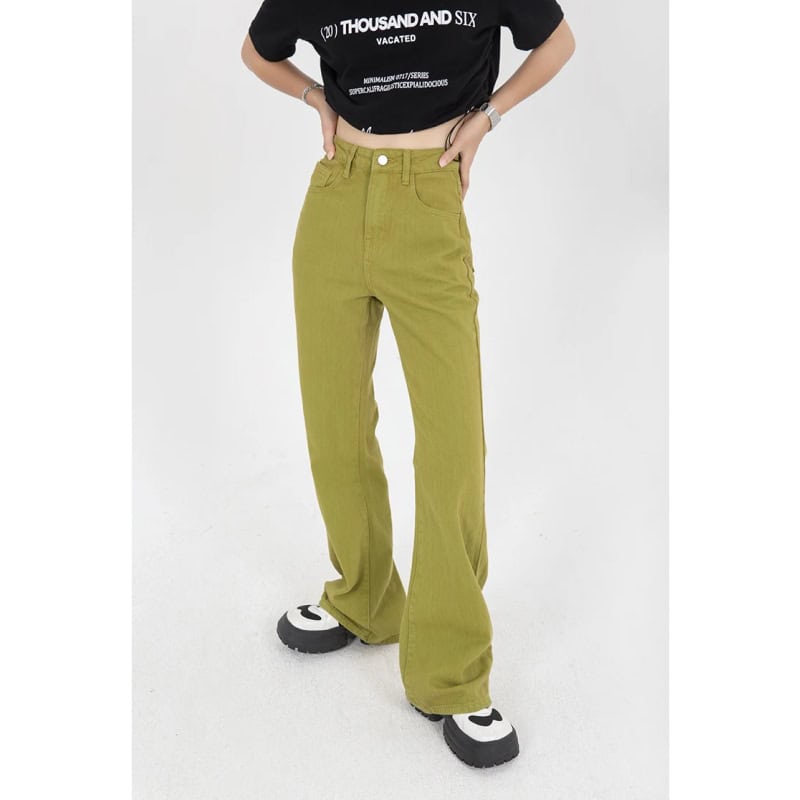 High-waisted green pants with relaxed fit, versatile style for casual wear, perfect for fashion-forward individuals.