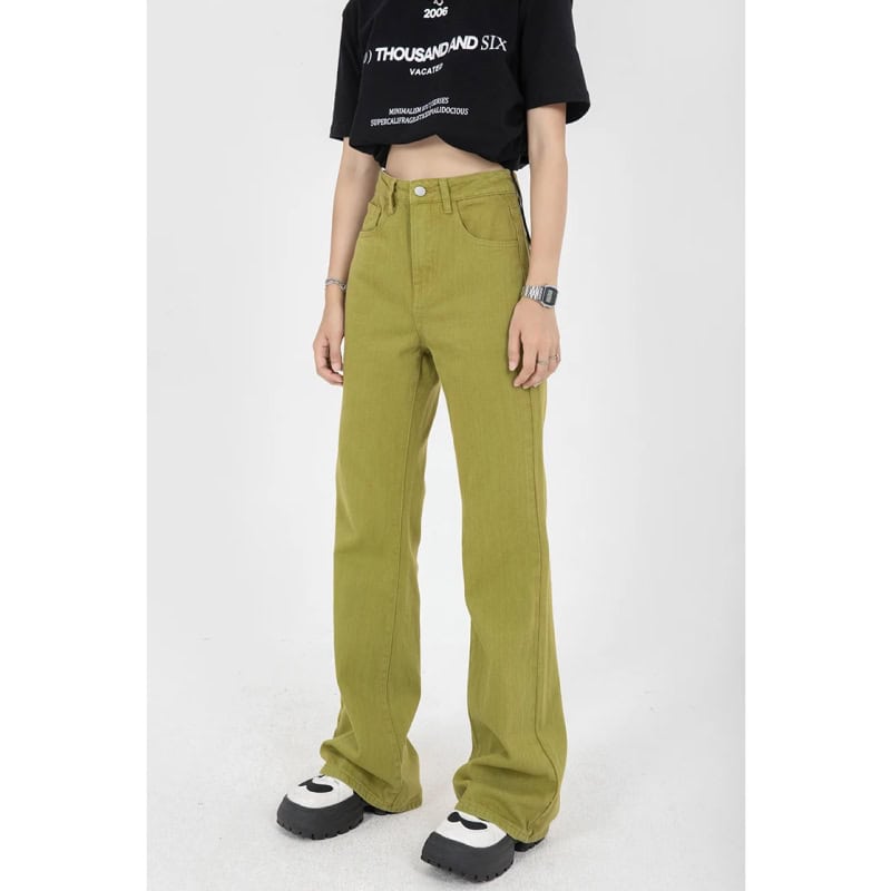 Casual olive green wide-leg jeans for women, stylish and comfortable with high-waist design. Perfect for everyday fashion, versatile for daily wear and making a trendy statement.