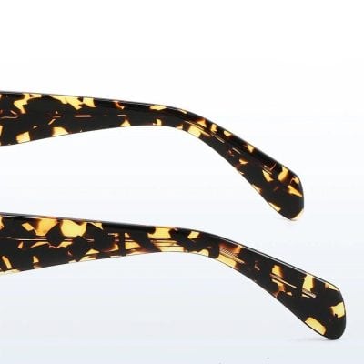 Stylish tortoiseshell eyeglasses with a classic design, perfect for everyday wear and enhancing your vision with a fashionable touch.