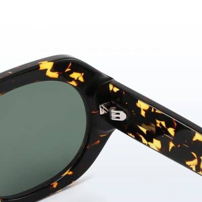 Stylish tortoise shell sunglasses with dark lenses, perfect for fashion and eye protection. Unisex design suitable for various outfits and occasions. Durable frame and UV protection.