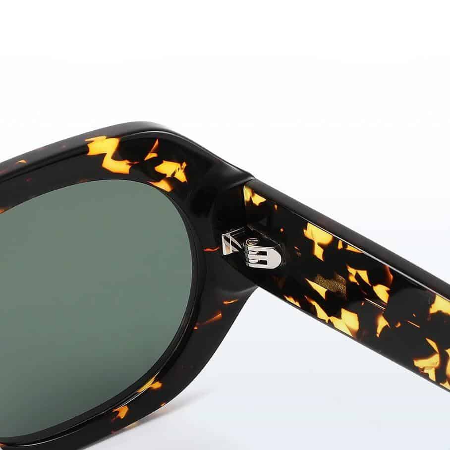 Stylish tortoise shell sunglasses with dark lenses, perfect for fashion and eye protection. Unisex design suitable for various outfits and occasions. Durable frame and UV protection.
