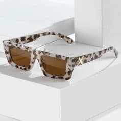 Tortoise shell sunglasses with brown lenses and gold accents for stylish sun protection. Perfect for fashion-forward individuals seeking high-quality eyewear from Monalisa Store.