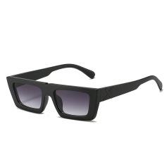 Stylish black oversized sunglasses for men and women with UV protection, perfect for fashion-forward eye wear. Ideal for outdoor activities and daily wear, offering sun protection and a trendy look.