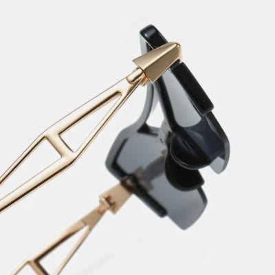 High-quality eyelash curler for perfect eye makeup and long-lasting curl. Stylish, durable, and easy to use for professional and at-home beauty routines.