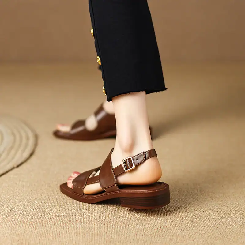 Fashionable brown leather sandals for women, comfortable summer footwear, stylish and elegant for casual outings.