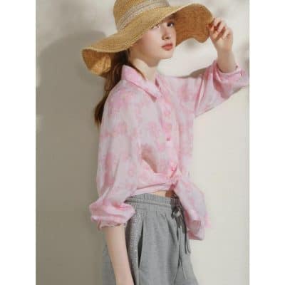 Stylish wide-brim straw hat for sun protection, perfect for summer outings, paired with trendy pink blouse and casual gray joggers for a relaxed, fashionable look at Monalisa Medical.