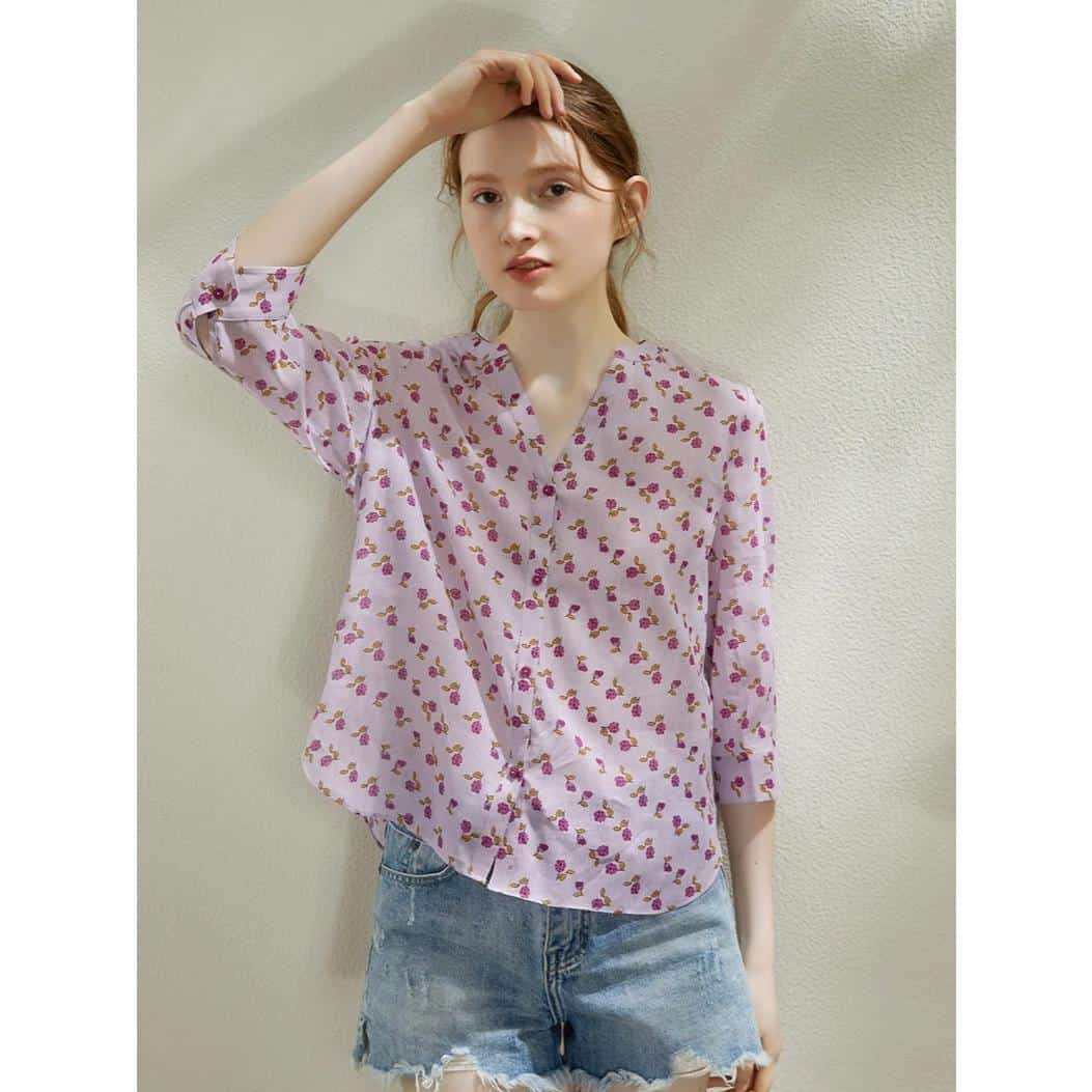 Elegant pink floral blouse for women, perfect for casual and professional wear, available at Monalisa Store. High-quality, trendy apparel to enhance your wardrobe.
