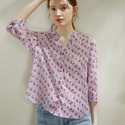 Stylish floral blouse with a relaxed fit, perfect for casual wear and office fashion. Features a button-down design and lightweight fabric, ideal for spring and summer seasons.
