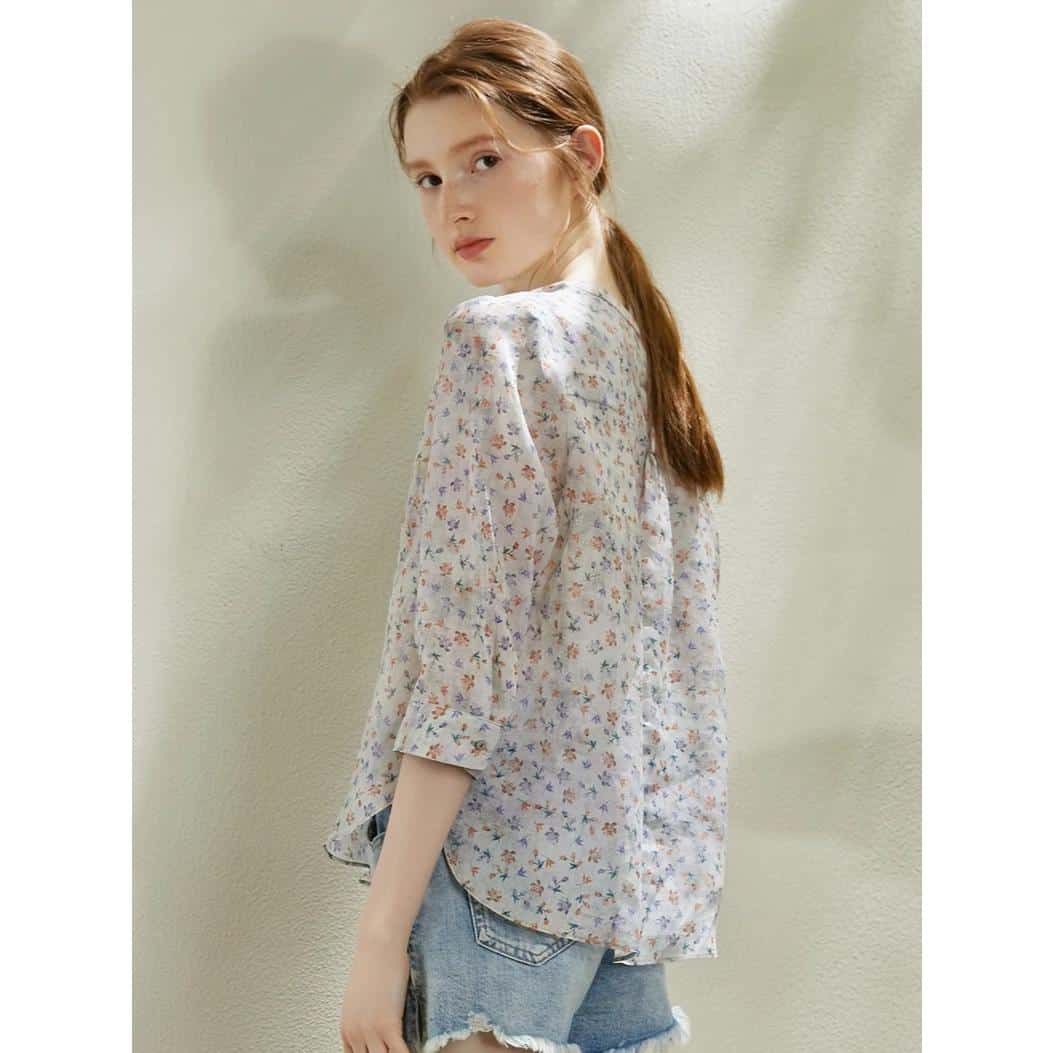 A stylish, lightweight floral blouse perfect for casual wear and skincare routines. Features soft fabric, relaxed fit, and trendy design, ideal for daily outfits.