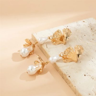 Luxurious pearl and gold earrings with floral motifs, offering a sophisticated style for women. These fashionable earrings feature high-quality pearls and intricate flower designs, perfect for premium jewelry lovers and elegant accessories. Shop now at Monalisa Store for trendy earrings and jewelry gifts.