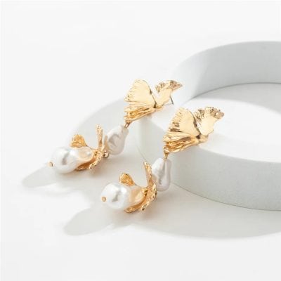 Luxury gold and pearl jewelry for women, perfect for special occasions or everyday elegance.