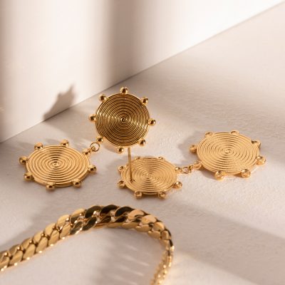 Jewelry, gold, earrings, necklaces, Monalisa Store, fashion accessories, elegant jewelry, women's jewelry, stylish gold jewelry, statement accessories.