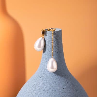 Luxurious pearl and gold jewelry, perfect for elegant occasions and fashion accessories. Discover stunning pearl earrings at Monalisa Store for a sophisticated look.