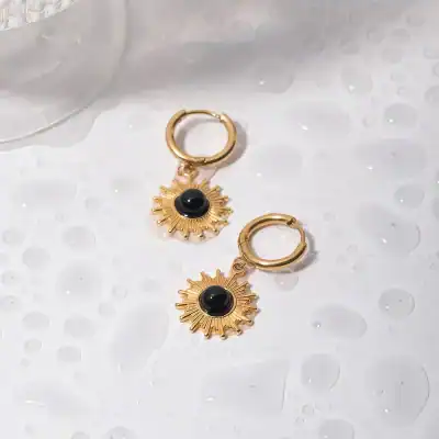 Stylish gold hoop earrings featuring a black gem accent, perfect for women seeking trendy jewelry. Ideal for everyday wear or special occasions, enhancing any outfit with a touch of luxury.
