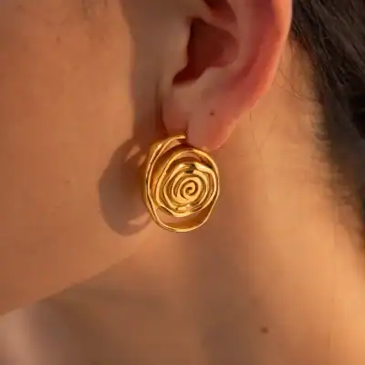 Luxurious gold spiral earring, perfect for fashion-forward women. Handcrafted and high-quality jewelry available at Monalisa Store for stylish accessories and special occasions.
