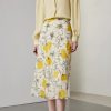 Elegant floral midi skirt with yellow and gray print, perfect for fashion-forward women. Ideal for casual and semi-formal occasions, combining style and comfort effortlessly.