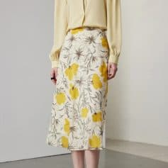 Elegant floral midi skirt with yellow and gray print, perfect for fashion-forward women. Ideal for casual and semi-formal occasions, combining style and comfort effortlessly.