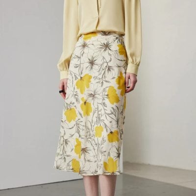 Elegant floral midi skirt with yellow and gray print, perfect for fashion-forward women. Ideal for casual and semi-formal occasions, combining style and comfort effortlessly.