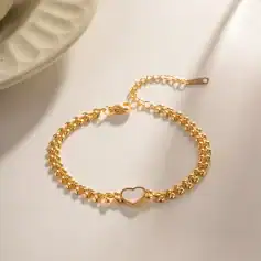 Sophisticated gold chain necklace featuring a delicate heart pendant, perfect for women's jewelry collections. Ideal for gift-giving or everyday elegance.