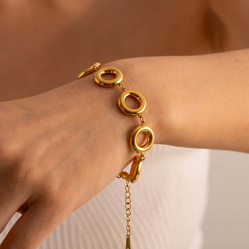 Luxurious gold chain bracelet with bold circular links, perfect for stylish jewelry accessories. Enhance your look with this trendy and sophisticated gold jewelry piece.