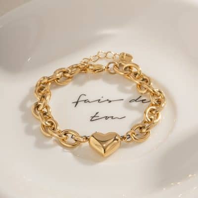 Luxury gold chain bracelet with a shiny heart pendant, perfect for elegant jewelry and fashion accessories. Ideal for gifting or adding a chic touch to any outfit.