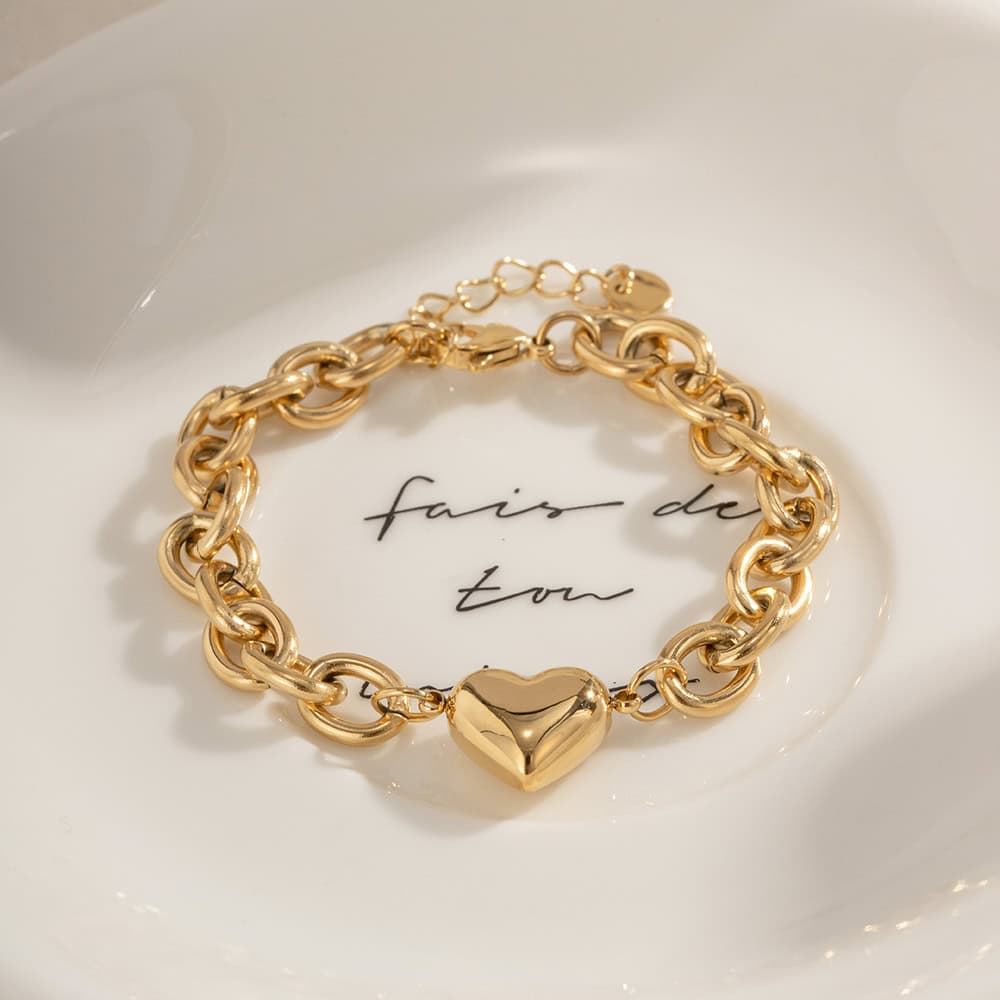 Luxury gold chain bracelet with a shiny heart pendant, perfect for elegant jewelry and fashion accessories. Ideal for gifting or adding a chic touch to any outfit.