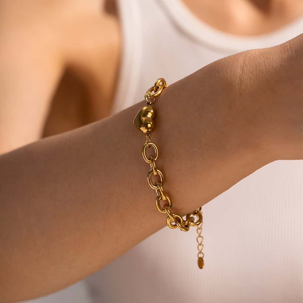 Glamorous gold chain bracelet with elegant design, perfect for stylish women. Ideal for accessorizing your outfits with high-quality jewelry from Monalisa Store.