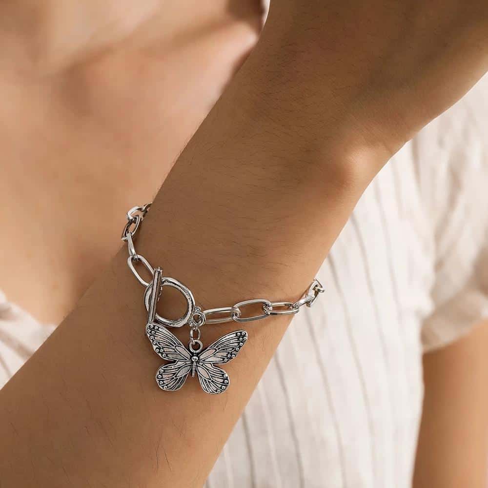 Stunning butterfly charm bracelet made of high-quality silver, perfect for women seeking elegant and trendy jewelry at Monalisa Store.
