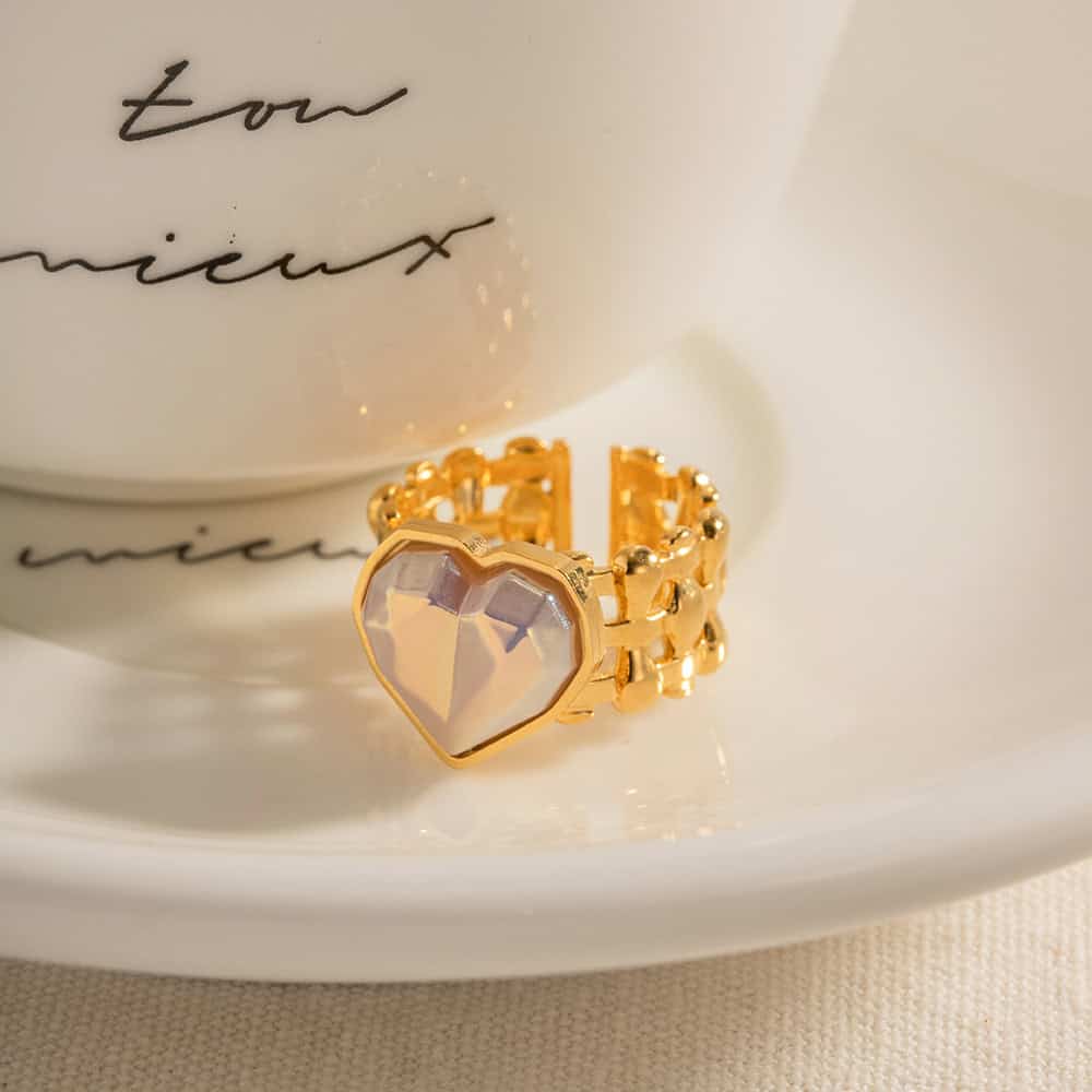 Glamorous gold heart ring featuring a sparkling gemstone, ideal for special occasions. Shop Monalisa Store for fashionable women's opt jewelry, including rings, charms, and accessories.