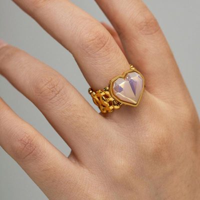 Elegant gold ring with a heart-shaped, iridescent gemstone, ideal for women’s jewelry collections. Perfect for special occasions or daily wear.