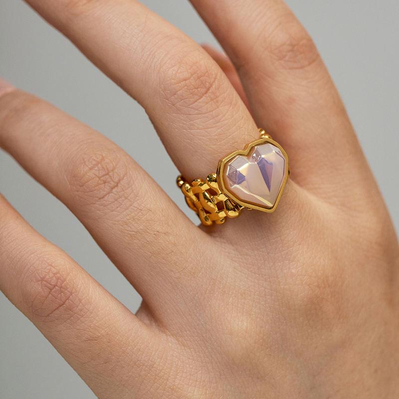 Elegant gold ring with a heart-shaped, iridescent gemstone, ideal for women’s jewelry collections. Perfect for special occasions or daily wear.