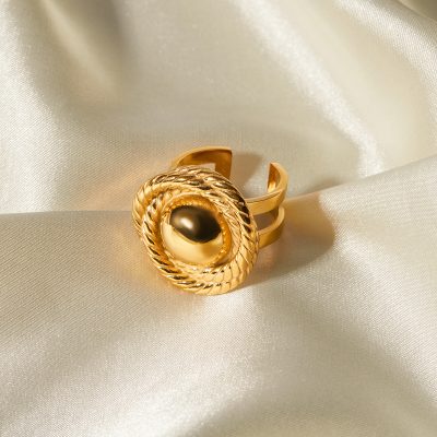 Luxurious gold ring with black pearl centerpiece, designed with intricate twisted rope detailing, perfect for sophisticated jewelry lovers and special occasions.