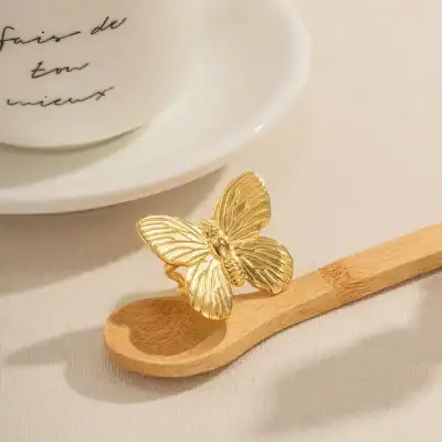 Elegant butterfly-shaped gold brooch for eyewear accessories. Perfect for adding a touch of luxury and style to your glasses or frames. Ideal for enhancing your optical look with a fashionable flair.