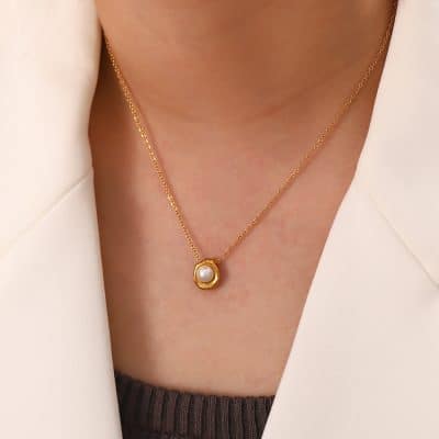 Delicate gold chain with a stunning pearl pendant, perfect for sophisticated style and everyday elegance. Shop high-quality jewelry at Monalisa Store for stylish and timeless accessories.