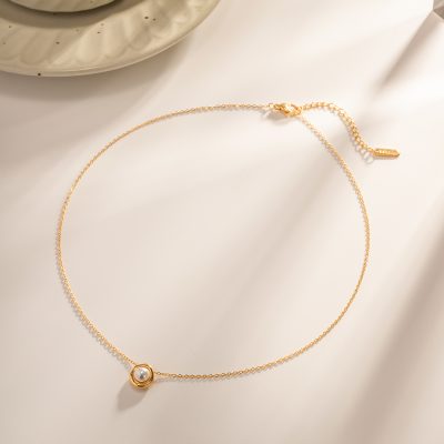 Elegant gold necklace with a single pearl pendant, perfect for luxury jewelry lovers and sophisticated style. Ideal for enhancing your wedding, party, or everyday look.