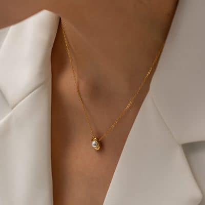 Luxurious gold chain necklace featuring a stunning pearl pendant, perfect for elegant occasions and everyday wear, highlighting premium jewelry quality.