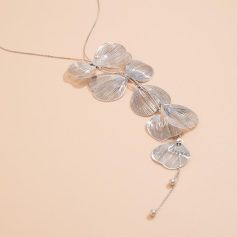 Stunning silver leaf necklace, perfect for elegant jewelry lovers. Crafted with detailed leaf designs, ideal for complementing stylish outfits and special occasions.