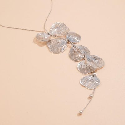 Stunning silver leaf necklace, perfect for elegant jewelry lovers. Crafted with detailed leaf designs, ideal for complementing stylish outfits and special occasions.
