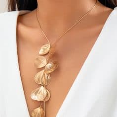 Gold leaf pendant necklace showcasing delicate, nature-inspired jewelry with intricate detailing for a sophisticated look. Perfect for fashion-conscious women seeking luxury accessories.