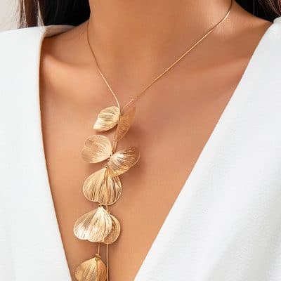 Gold leaf pendant necklace showcasing delicate, nature-inspired jewelry with intricate detailing for a sophisticated look. Perfect for fashion-conscious women seeking luxury accessories.