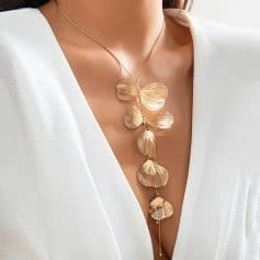 Gorgeous gold necklace featuring leaf-shaped pendants, perfect for all occasions. Designed for style and sophistication, ideal for enhancing any outfit with a touch of luxury.